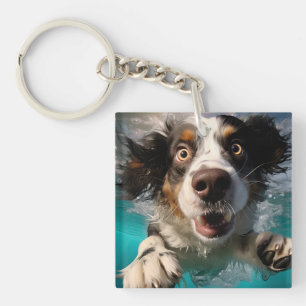 Aufgeregter Hund Schwimmt Unterwasser Design Schlüsselanhänger