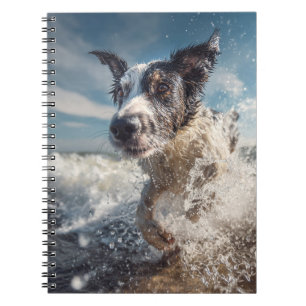 Aufgeregtes Hunde-Splashing-Waves-Notebook Notizblock
