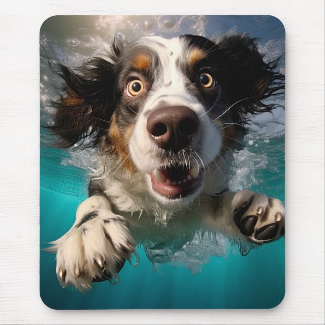 Aufgeregtes Hundeschwimmen unter Wasser Mousepad (Vorne)