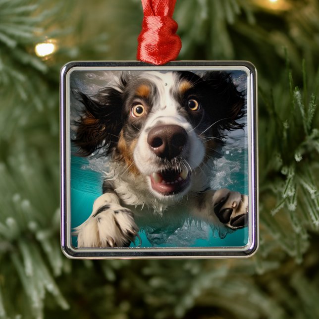 Aufgeregtes Hundeschwimmen unter Wasser Ornament Aus Metall (Baum)