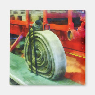 Aufgerollter Schlauch auf Feuerwehrfahrzeug Magnet