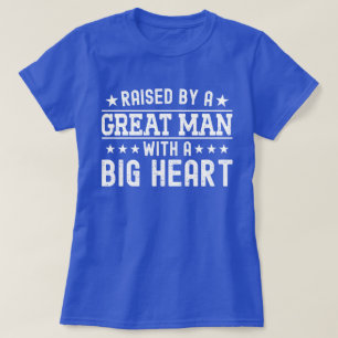 Aufgewachsen von einem großen Mann mit einem große T-Shirt