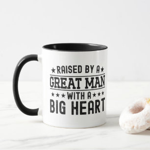 Aufgewachsen von einem großen Mann mit einem große Tasse