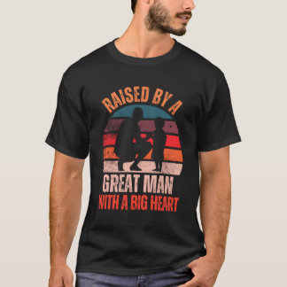 Aufgewachsen von einem Großen mit einem Großen T-Shirt