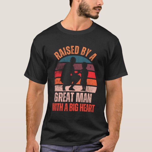 Aufgewachsen von einem Großen mit einem Großen T-Shirt (Vorderseite)