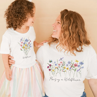 Aufheben einer Wildblume | Botanische Mama T-Shirt