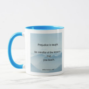Aufmerksam unterrichten Sie die Tasse