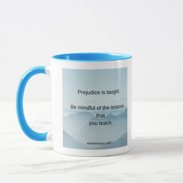 Aufmerksam unterrichten Sie die Tasse (Links)