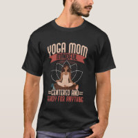 Aufmerksame zentrierte und bereite Yoga-Mama für a