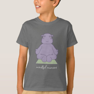 Aufmerksames Moment-Flusspferd scherzt dunklen T - T-Shirt