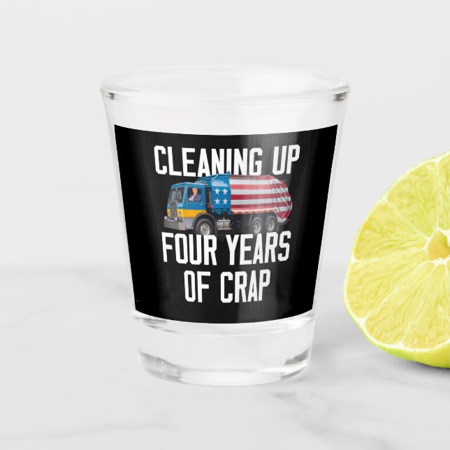 Aufräumen von vier Jahren Müll-Trump-Müllwagen Schnapsglas (Vorderseite)