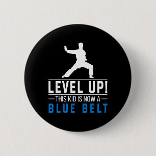Aufsteigen! Dieses Kind hat jetzt einen blauen Gür Button