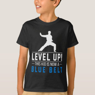 Aufsteigen! Dieses Kind hat jetzt einen blauen Gür T-Shirt