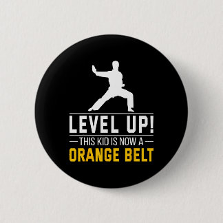 Aufsteigen! Dieses Kind hat jetzt einen orangen Gü Button