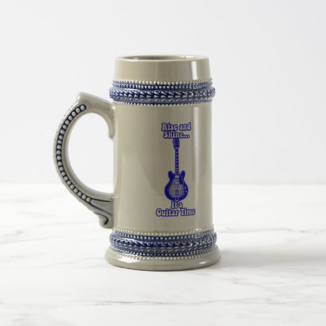 Aufstieg und Glanz. Es ist Gitarre Zeit.Retro blau Bierglas (Links)