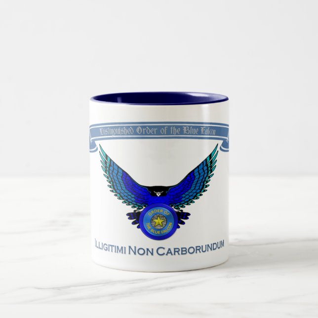 Auftrag der blauen Falke-Tasse Zweifarbige Tasse (Mittel)