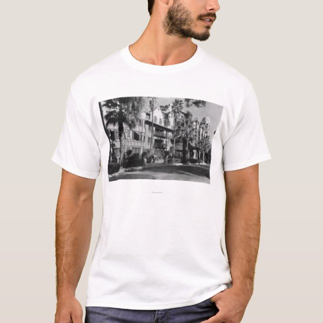 Auftrag-Gasthaus-Äußeres des Flussufers, T-Shirt (Vorderseite)