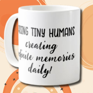 Aufziehen winziger Menschen Niedliche Liebe Mutter Kaffeetasse