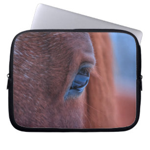Auge des Kastanienroses PferdeEquine Foto Laptopschutzhülle