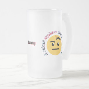 Augenbrauen-Sass: Eine hochgezogene Augenbraue wir Mattglas Bierglas