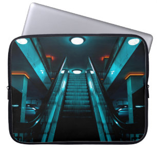 AUGENFOTOGRAFIE VON GRAUEM GEBÄUDE UNTER DEM WORT LAPTOPSCHUTZHÜLLE