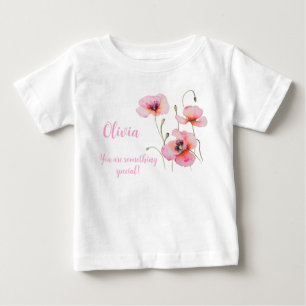 August Geburt Blume Rosa Mohn Aquarellblüte Baby T-shirt