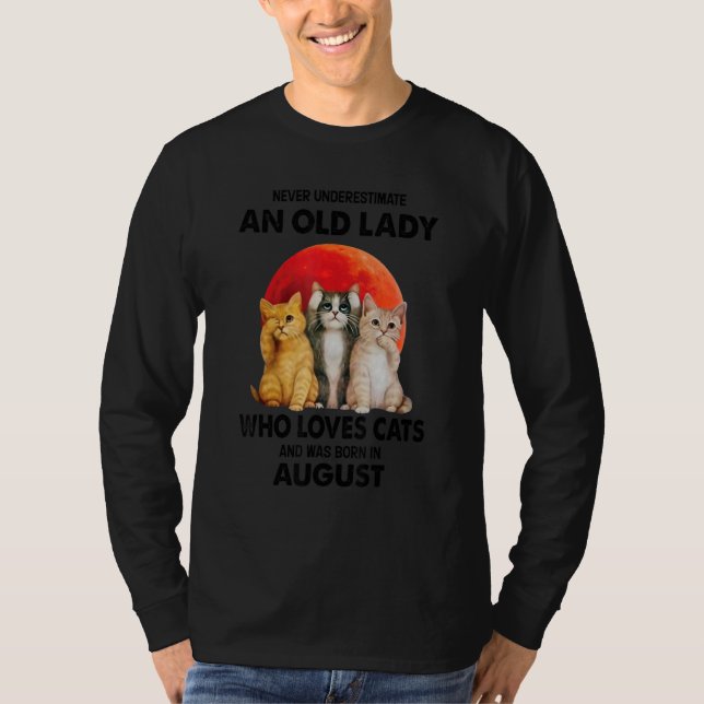 August unterschätzt niemals eine alte Dame, die C  T-Shirt (Vorderseite)