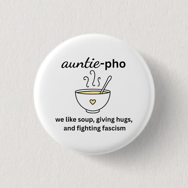 Auntie-Pho Soup Noodles hugs Anti-Faschismus Keine Button (Vorderseite)