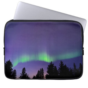 Aurora Borealis & Bäume Manitoba, Kanada Laptopschutzhülle