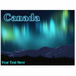 Aurora Borealis - Nordlichter Fotoskulptur Magnet<br><div class="desc">Eine farbenfrohe Darstellung des Polarlichts, oder der Nordlichter, mit Fraktalen, die auf einem digitalen Gemälde schneebedeckter Berge überragt sind. Text mit "Kanada" erscheint auch in leuchtend blau. Passen Sie Ihren eigenen Text an. Die Nordlichter, benannt nach der römischen Morgengöttin Aurora und dem griechischen Namen für den Nordwind Boreas. Viele kulturelle...</div>