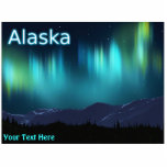 Aurora Borealis - Nordlichter Fotoskulptur Magnet<br><div class="desc">Eine farbenfrohe Darstellung des Polarlichts, oder der Nordlichter, mit Fraktalen, die auf einem digitalen Gemälde schneebedeckter Berge überragt sind. Der Text "Alaska" erscheint auch in blau-weiß. Passen Sie Ihren eigenen Text an. Bitte frag mir, wenn du Hilfe bei anderen Größen brauchst. Klicken Sie in der rechten oberen Ecke auf "Diesen...</div>