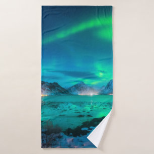 Aurora borealis over the sea coast badehandtuch