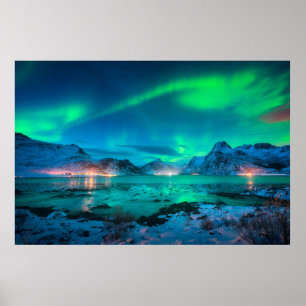 Aurora borealis über der Meeresküste, schneebedeck Poster