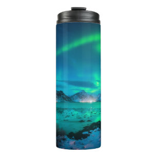 Aurora borealis über der Meeresküste, schneebedeck Thermosbecher