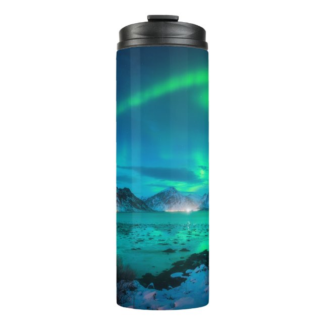 Aurora borealis über der Meeresküste, schneebedeck Thermosbecher (Vorderseite)
