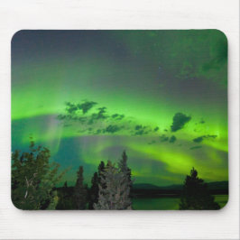 Aurora borealis über nördlichem Wald Mousepad