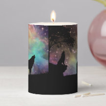 Aurora leuchtet mit Wölfen
