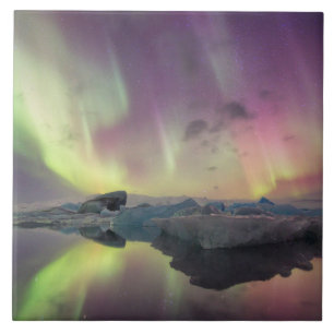 Aurora-Lichter spiegeln sich in der Lagune Fliese
