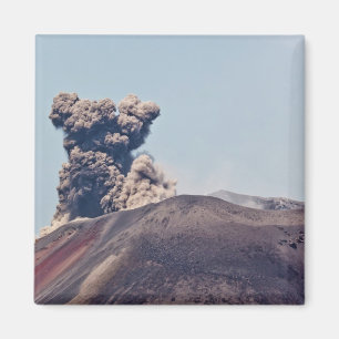 Aus dem aktiven Vulkan Anak Krakatau entfliehendes Magnet