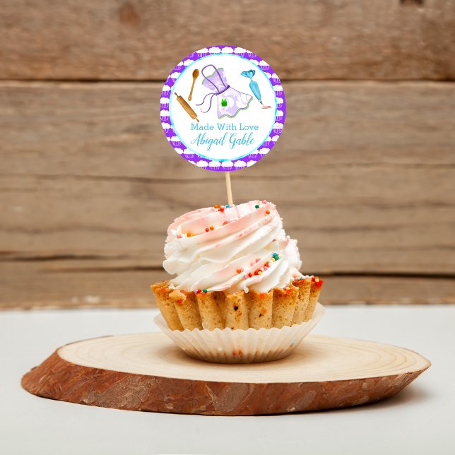 Aus Liebe Schürze und Backwaren Runder Aufkleber (Use this sticker to display your cupcakes or desserts!)