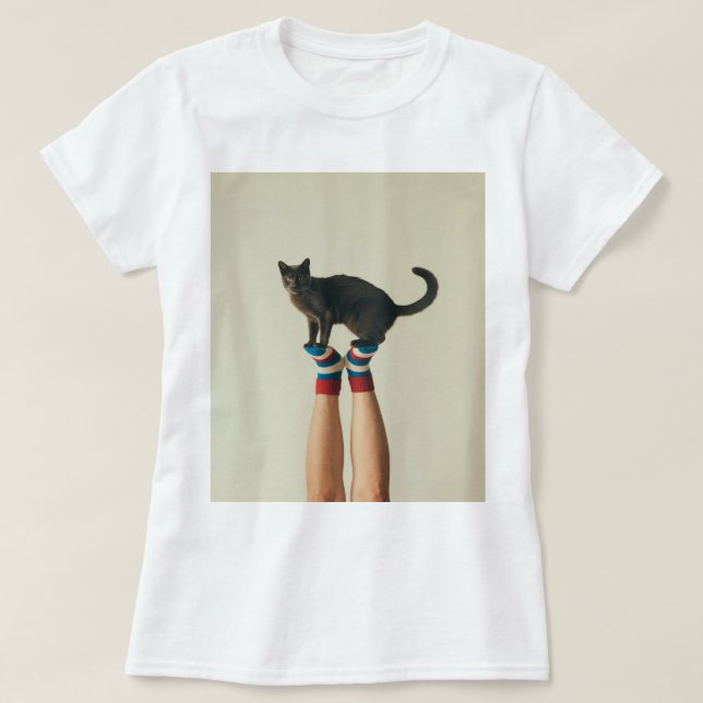 Ausbalancieren der Katze auf den gestreiften Socke T-Shirt (Design vorne)