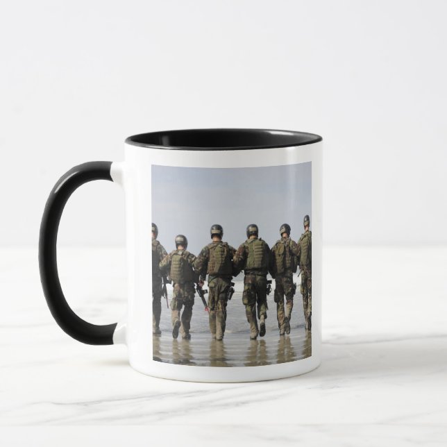 Ausbildung von Crewman Tasse (Links)