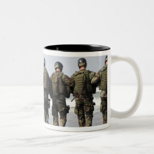 Ausbildung von Crewman Zweifarbige Tasse
