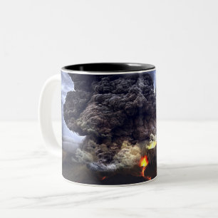 Ausbrechen des Vulkans auf Berg Zweifarbige Tasse