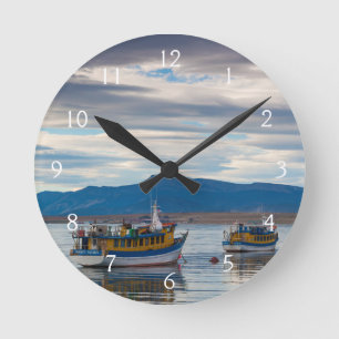 Ausflugsboote in der Seno Ultima Esperanza-Bucht Runde Wanduhr