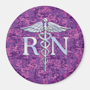 Ausgebildete Krankenschwester RNCaduceus auf rosa Magnet