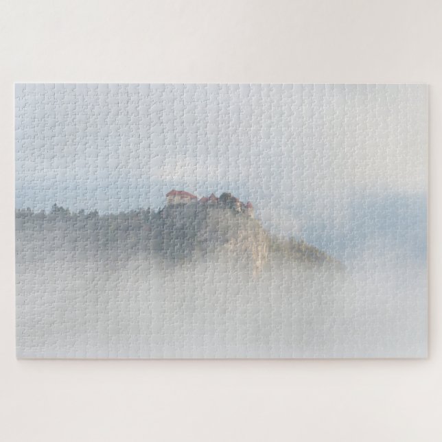 Ausgeblutetes Schloss umgeben durch Wolken (Horizontal)
