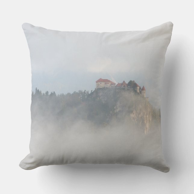 Ausgeblutetes Schloss umgeben durch Wolken Kissen (Vorderseite)