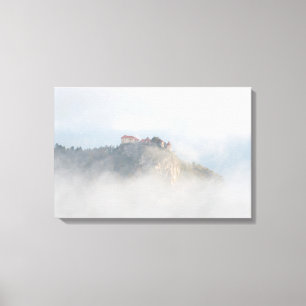 Ausgeblutetes Schloss umgeben durch Wolken Leinwanddruck