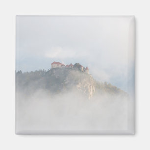 Ausgeblutetes Schloss umgeben durch Wolken Magnet